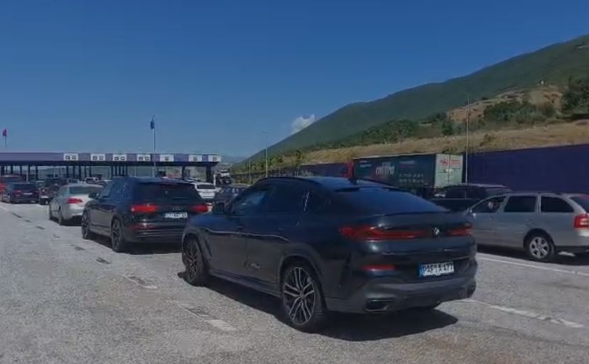 Dyndja drejt bregdetit e shqiptarëve të Kosovës  Fluks i shtuar mjetesh në Morinë  regjistrohen mbi 50 mijë hyrje