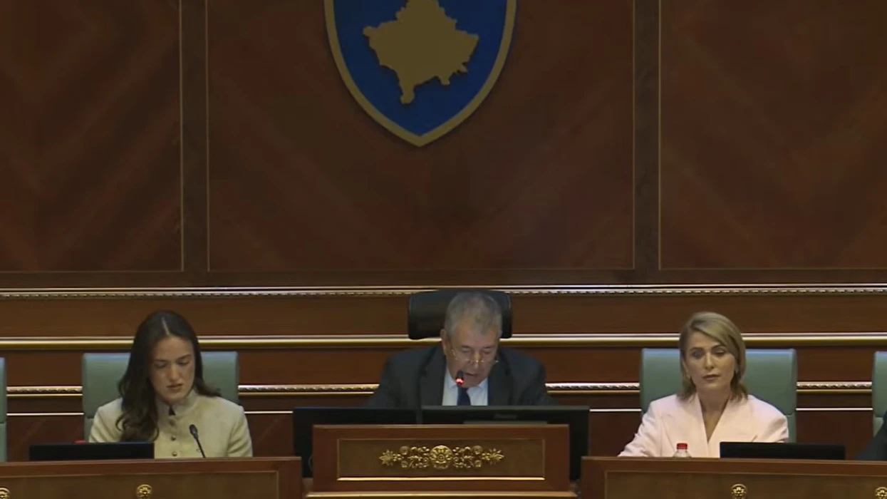 Sherr mes deputetëve në Kuvendin e Kosovës   Deputetja e AAK gjuan me vezë drejt Kurtit  Tensione në seancën konstituive   
