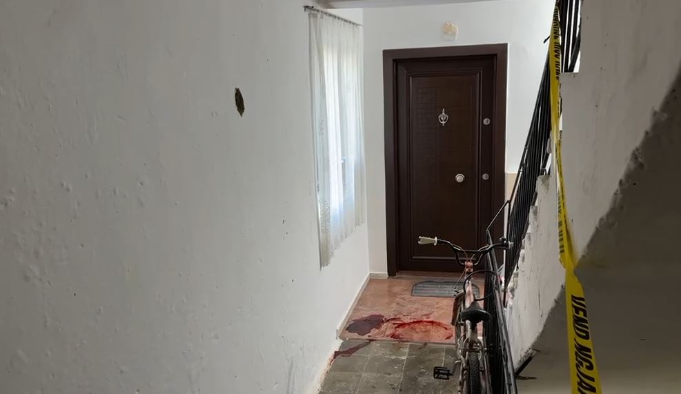 Vrau shokun pas sherrit  Shenjat e plumbave në mur  dyshemeja me gjak  pamjet nga vendi i krimit në Korçë  VIDEO 