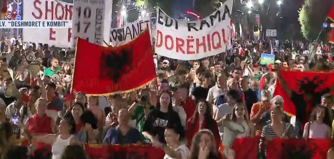  Dorëheqje  Shqipëria kërkon revolucion    Gratë në krye të marshimit  protestuesit drejt sheshit  Nënë Tereza 
