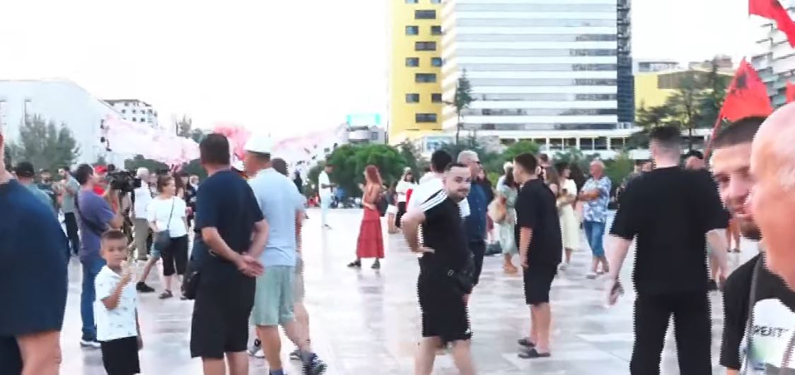78 ditë nga nisja e  Revolucionit Flamingo   Protestuesit mblidhen në sheshin  Skënderbej   diaspora j   