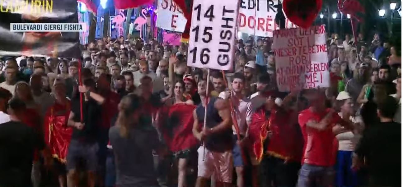 LIVE   Bashkohuni me ne   protestuesit vijojnë marshimin  Poshtë patronazhistët  Edi Rama jepe dorëheqjen
