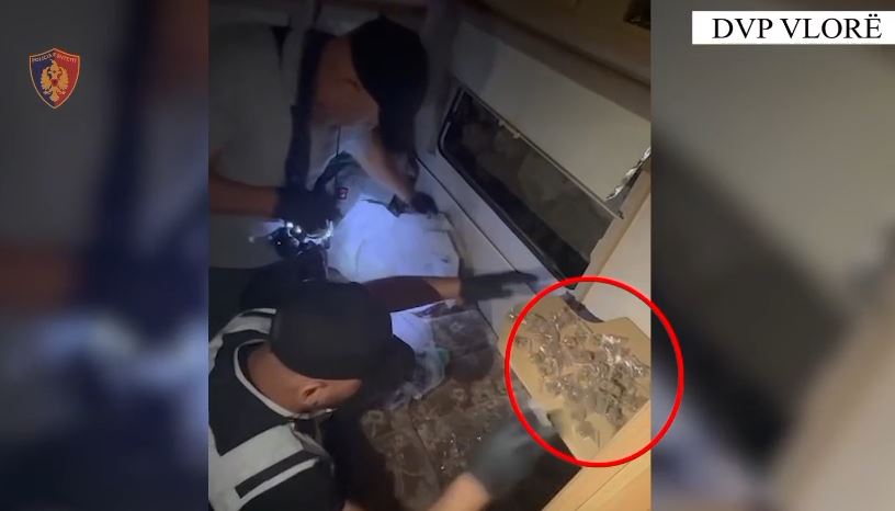 Shisnin drogë  Arrestohen dy persona në Dhërmi  sekuestrohen 150 doza kokainë dhe kanabis  VIDEO 