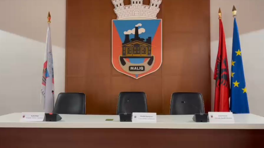  Ulu atje    Tensione dhe debate në Këshillin Bashkiak të Maliqit  të majtët braktisin mbledhjen  i moshuari kërcënon t i goda   