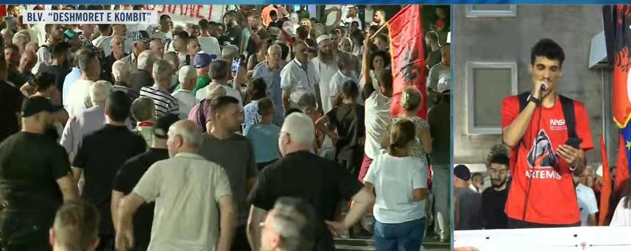 I riu nga protesta  Çdo ditë një i ri mbush valixhen dhe ikën  S kërkojmë privilegje  por të jetojmë me dinjitet  Revolu   