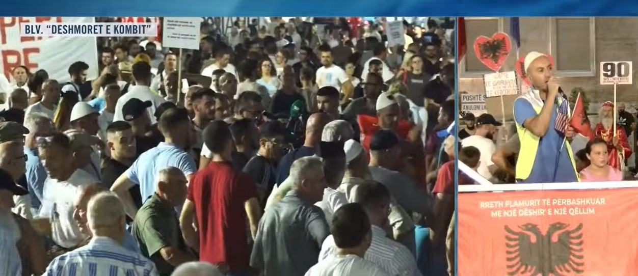 Protesta para Kryeministrisë  aktivisti thirrje SPAK ut  Veproni ndaj politikanëve të korruptuar  niseni me Ramën dhe Ballukun