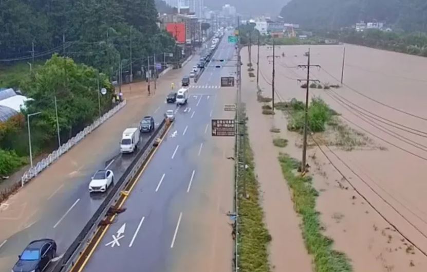 Reshje rekord shiu në Korenë e Jugut  Rrëshqitjet e dheut vrasin një person