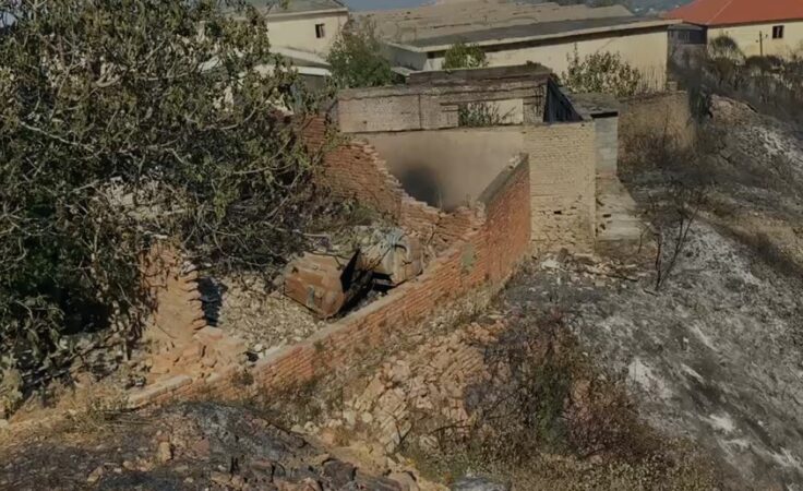 Mbi 12 orë betejë me flakët/ Shuhet plotësisht zjarri në Krujë