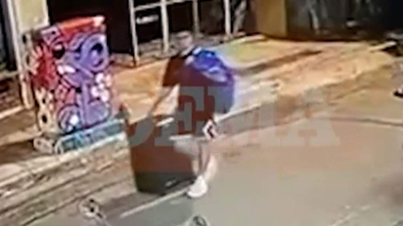 E futi në valixhe  Dalin pamjet  26 vjeçari afgan tërheq i qetë trupin e pajetë të 38 vjeçares në qendër të Athinës