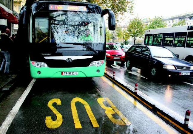 “Vonesa e pagesave po rëndon financat e kompanive”, paralajmërojnë operatorët: Do të reduktojmë flotën urbane nëse…
