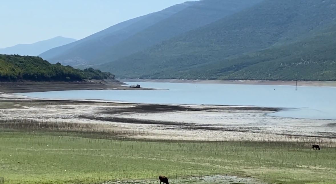 temperaturat-e-larta-thajne-liqenin-e-vermices-uji-17-metra-nen-nivelin-maksimal-dalin-ne-siperfaqe-rrenojat-e-doganes-se-morinit