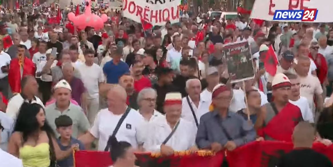  Poshtë qeveria   Lumi i protestuesve vijon marshimin drejt Kryeministrisë me pankarta dhe flamuj kombëtarë  Rrugët jehojnë ng   