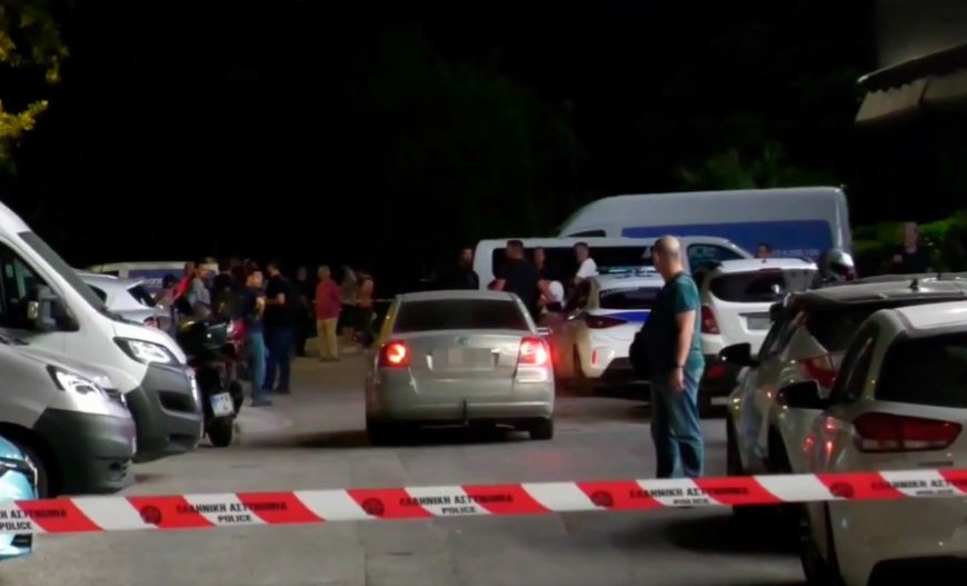 u-gjet-i-vrare-me-shenja-dhune-dhe-i-mbyllur-brenda-makines-se-sherbimit-mbetet-mister-vdekja-e-policit-38-vjecar-ne-athine