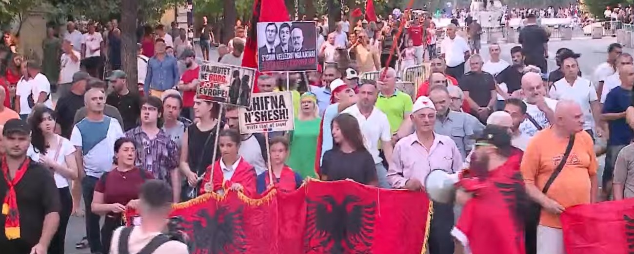 live-shqiptaret-kerkojne-doreheqjen-e-kryeministrit-nis-marshimi-drejt-kryeministrise-rama-n-burg-berisha-n-bu