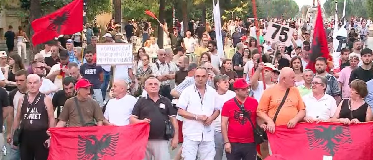  Rama jepe dorëheqjen    Nis marshimi i protestuesve nga sheshi  Skënderbej  drejt Kryeministrisë