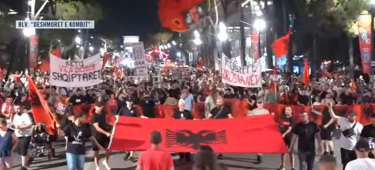LIVE  Diaspora shqiptare sërish në revoltë  Protestuesit shpalosin flamurin kuq e zi  Marshim protestë në rrugët e Tiranës  Ju   
