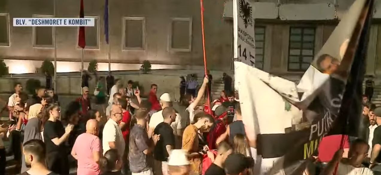 video-neser-me-shume-mbyllet-protesta-e-71-kunder-qeverise-shqiptaret-kerkojne-doreheqjen-e-panegociueshme-te-rames