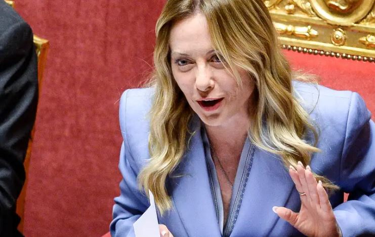  Nga kostumet e errëta te ngjyrat pastel   DW  E veshur për pushtet  Giorgia Meloni dhe gjuha e modës