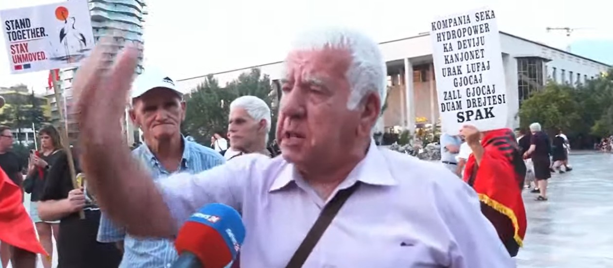 Ish mësuesi nga sheshi  Skënderbej   Këta politikanë të korruptuar marrin 100 fish më shumë se unë  iu ka marrë mendët paraja 