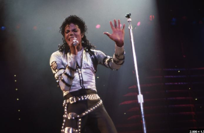 michael-jackson-do-te-festonte-sot-68-vjetorin-bota-kujton-mbretin-e-pop-it-nga-festat-te-filmi-i-ri