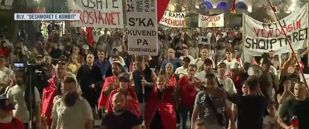  O milet  Rama ka siklet  Arrestoni Mirlindën   protestuesit rikthehen në Bulevard  Ju erdhi fundi 