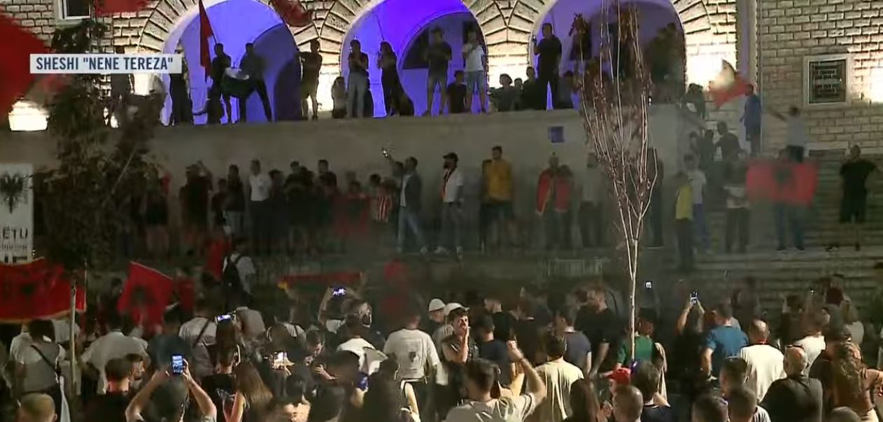 VIDEO  66 ditë revoltë e qëndresë  protestuesit mbyllin protestën   Nesër më shumë   mesazh nga sheshi  Nënë Tereza   Edi Rama   