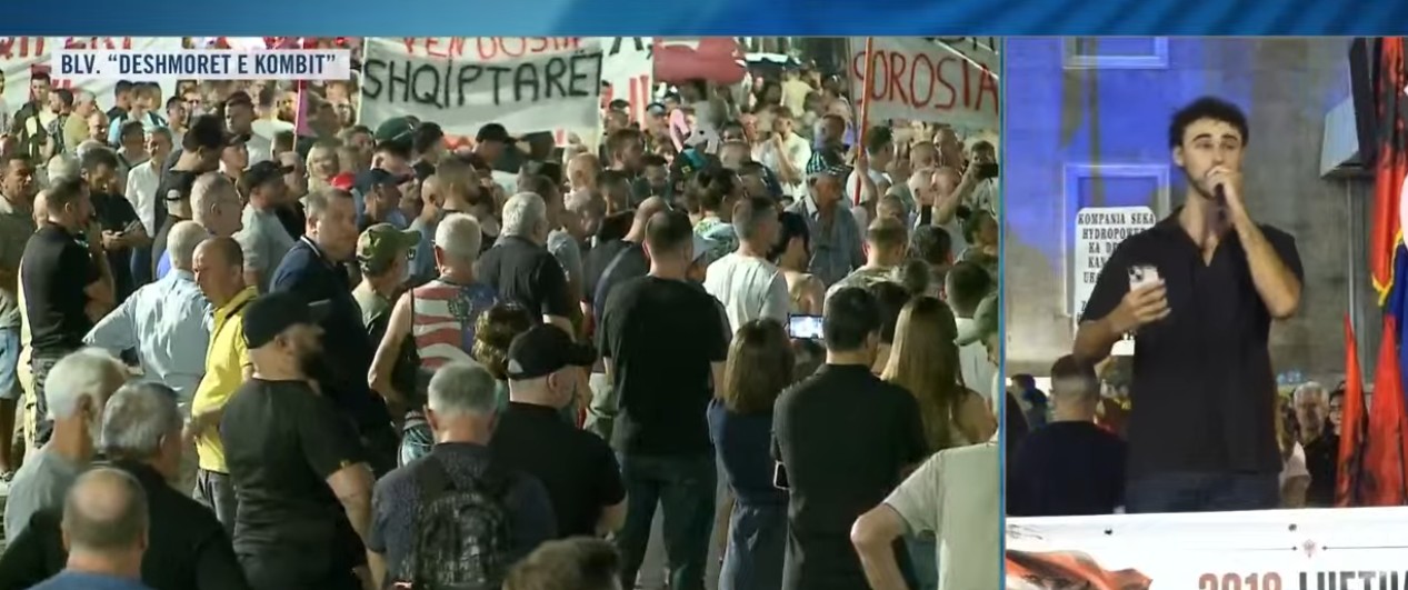  Rinia nuk kërkon favore  por drejtësi    I riu nga protesta  Hajdeni në shesh 