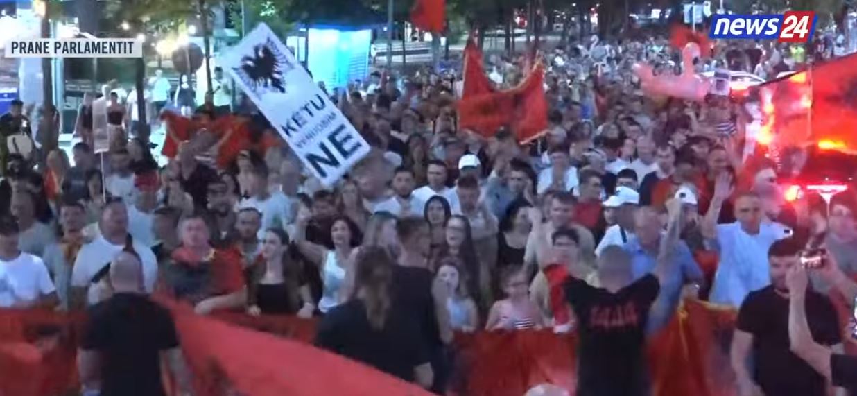 Vijon marshimi në rrugët e Tiranës  Me thirrjet  Rama në burg Berisha në burg  dhe  Dorëheqje  turma pushton kryeqytetin