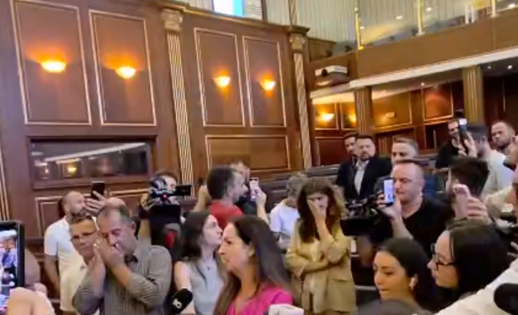 Sërish tensione e përplasje në Kuvendin e Kosovës  Deputetë të PDK i hedhin ujë deputetes së VV  Donika Gërvallën e gjuajnë me   