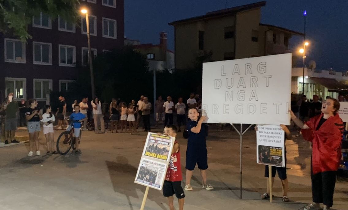 banoret-e-divjakes-ne-proteste-per-te-pesten-dite-kundershtojne-projektin-e-qeverise-per-shkrirjen-e-bashkise
