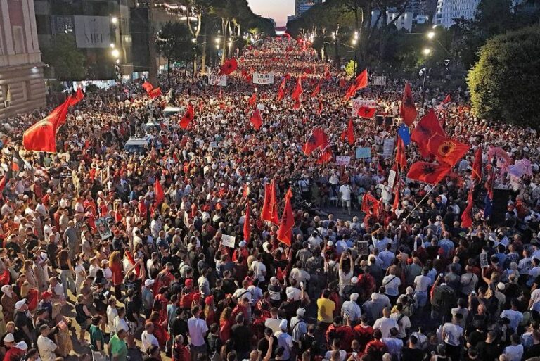  Jep dorëheqjen    Sot dita e 70 të e protestës  qytetarët zbresin sërish në protestë kundër Ramës dhe qeverisë