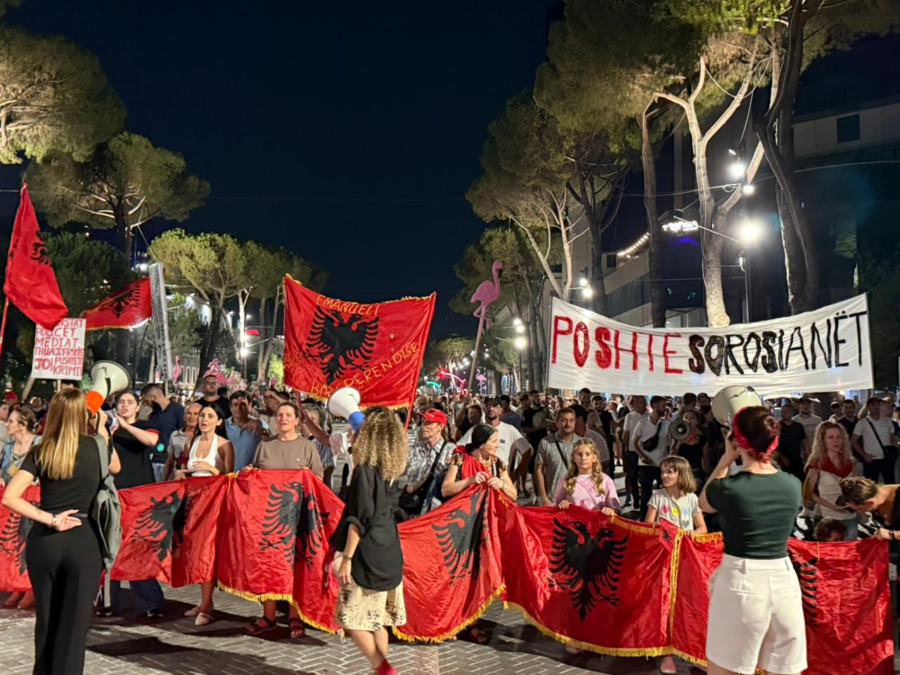  Ndryshim sistemi  Revolucion    Protestuesit vijojnë marshimin në rrugët e Tiranës  Shqipëria e rinisë  jo e partisë