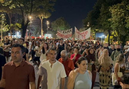  Nesër më shumë    Mbyllet protesta e 72 të para Kryeministrisë  qytetarët paralajmërojnë vijimin e qëndresës