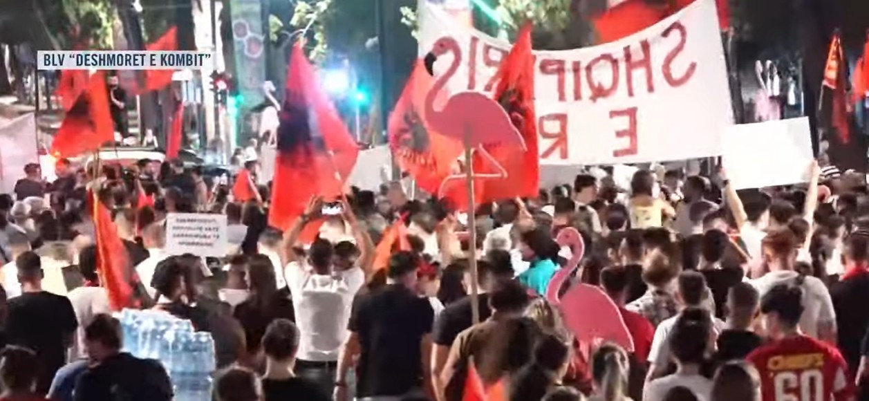 LIVE  Diaspora mbush Bulevardin  Mbyllen fjalimet  nis marshimi masiv i qytetarëve  Oshëtijnë thirrjet  Rama  jepe dorëheqjen 