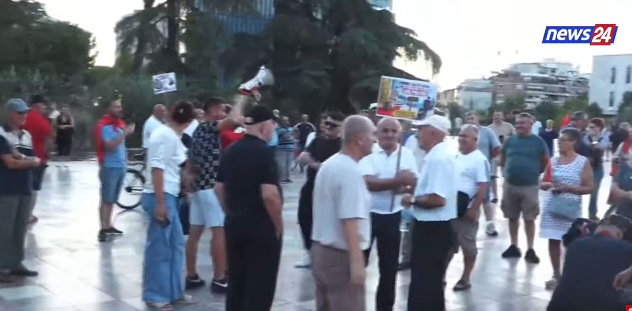 LIVE  Dita e 83 e protestës  Nis organizimi në sheshin  Skënderbej   shqiptarët kërkojnë largimin e kryeministrit    