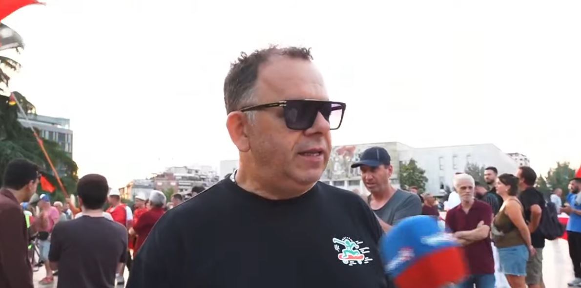 LIVE   Nëse Berisha bën një hap pas  Rama nuk qëndron dot 1 muaj  Mbajnë njëri tjetrin   protestuesi  Kryeministri 13 vite pre   