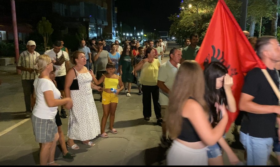 VIDEO  21 ditë protestë kundër propozimit të PS për  Territorialen   banorët marshojnë në qytet  Divjaka e qytetar   