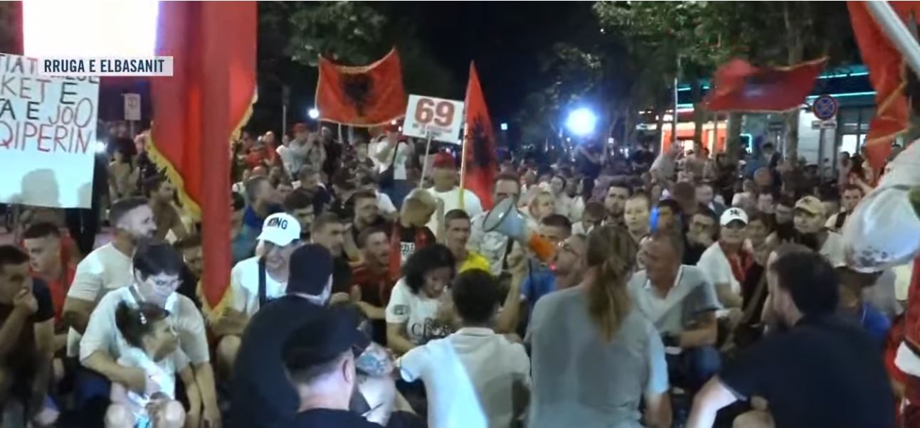 VIDEO   Shqipëria kërkon revolucion   Marshim protestë në rrugët e Tiranës  jehon thirrja  Arresto Ramën  arresto Ballukun