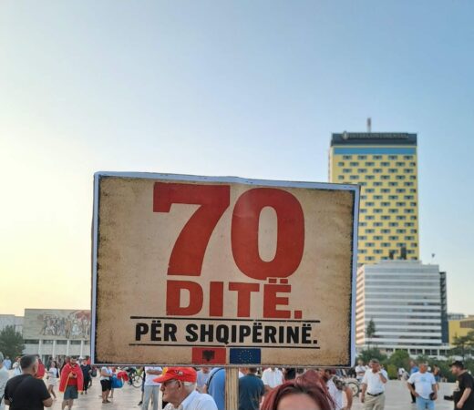 FOTOLAJM/ Pankartat pikante nga protesta e 70-të, vijon qëndresa: Dorëheqje! Mjaft është mjaft!