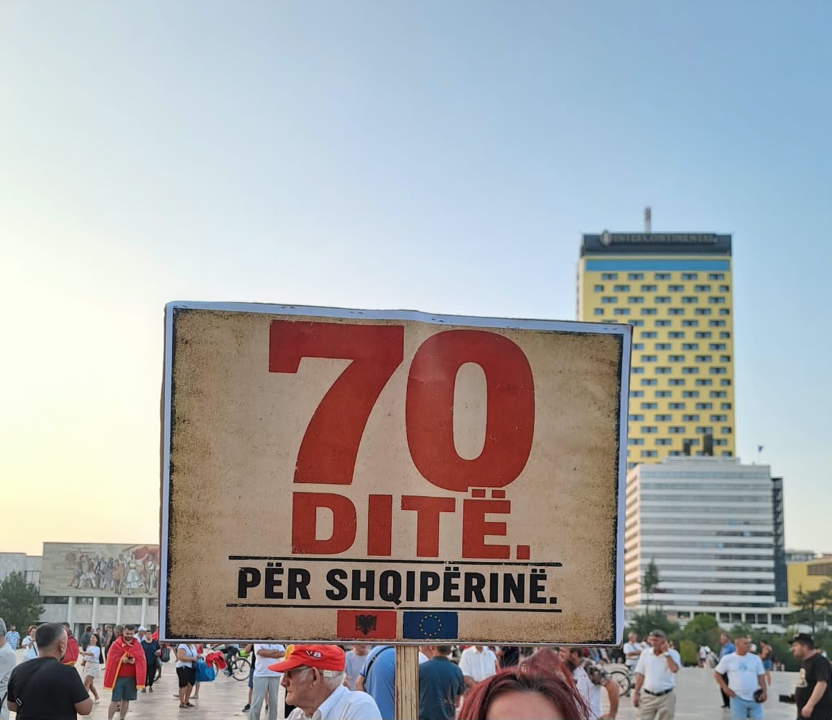fotolajm-pankartat-pikante-nga-protesta-e-70-te-vijon-qendresa-doreheqje-mjaft-eshte-mjaft