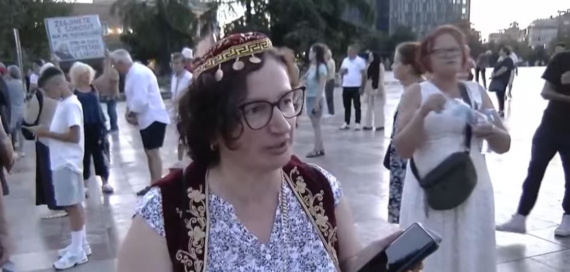  News 24 i vetmi televizion që transmeton drejtpërdrejt   Protestuesja  Jam këtu për pensionin e ulët të nënës sime dhe munges   