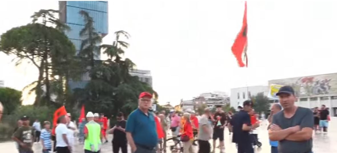 LIVE  Revolta e 71 kundër kryeministrit  Nis protesta  qytetarët organizohen në sheshin  Skënderbej   kërkojnë lar   