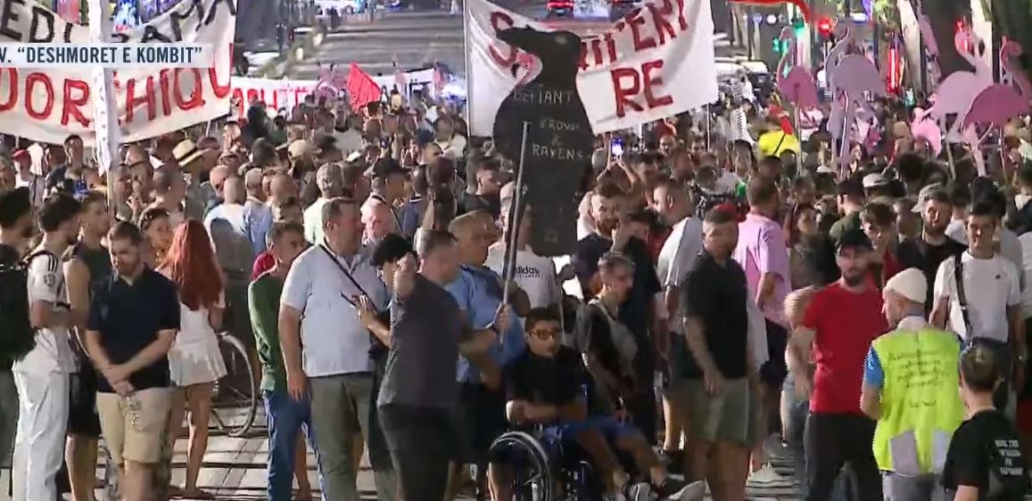 Protesta e 84 nis marshimi në rrugët e Tiranës  Protestuesit këngë për Ramën  Ciao  ciao  ciao