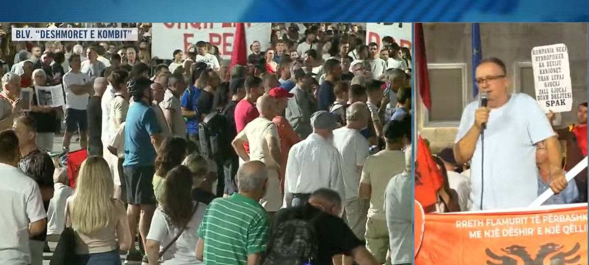 Erdhi me polici dhe badygard  të rinjtë protestonin paqësisht    Protestuesi tregon  prapaskenat   Py   