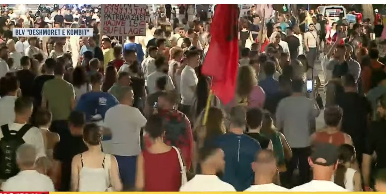 LIVE  Revoltë  rezistencë  69 ditë protestë  Pas fjalimeve të Kryeministria protestuesit nisin marshimit në rrugët e Tiranës     