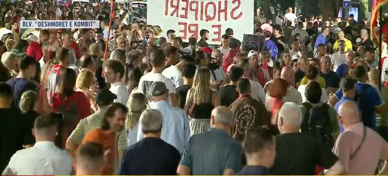  Nesër më shumë   mbyllen fjalimet e protestës së 78  Mijëra qytetarë në shesh nisin marshimin me thirrjet për dorëheqjen e Ra   