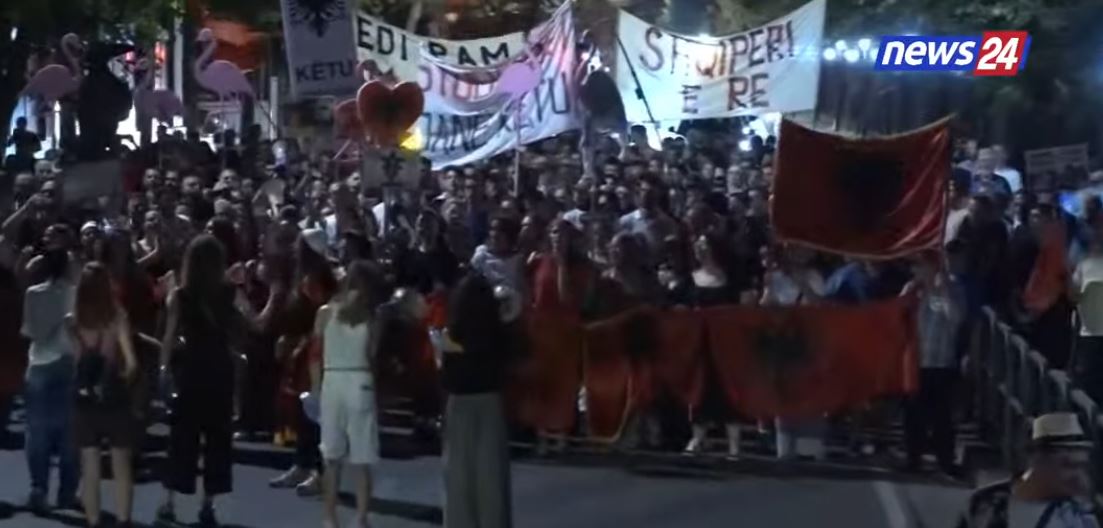 VIDEO  80 ditë revoltë  qëndresë e rezistencë   Shqiptarët e bashkuar  pushteti i tmerruar   protestuesit kërkojnë dorëheqjen    
