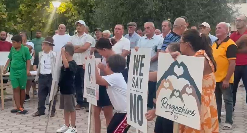  Mos na zhdukni Rrogozhinën    Qytetarët në protestë kundër planit të qeverisë për bashkimin me Kavajën