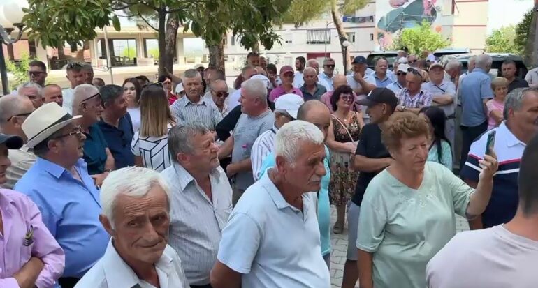 “Jo shkrirjes me Fierin”/ Qytetarë dhe drejtuesit vendorë ngrihen në protestë në Patos: Jemi ndër 10 bashkitë më funksionale në vend