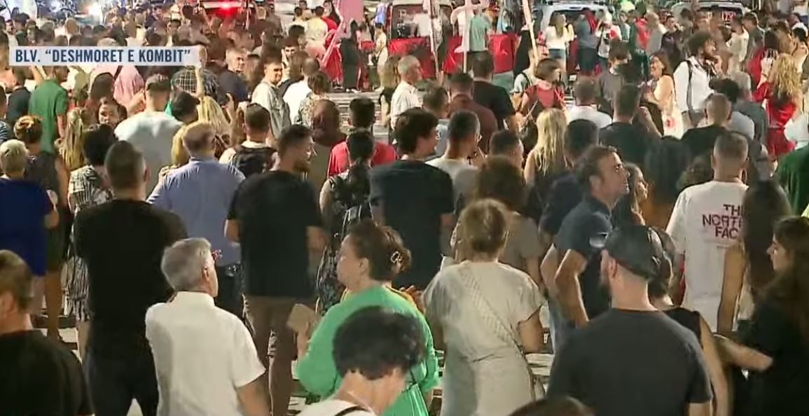  Ju erdhi fundi    Përfundojnë fjalimet para Kryeministrisë  nis marshimi në rrugët kryesore të Tiranës